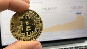 Read more about the article Bitcoin bate US$ 60 mil após seis meses em meio aos rumores de ETF
